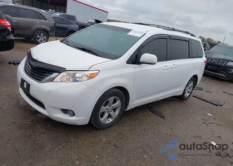 2014 Toyota Sienna Le V6 8 Passenger z USA, uszkodzony, nr VIN 5TDKK3DC1ES489733